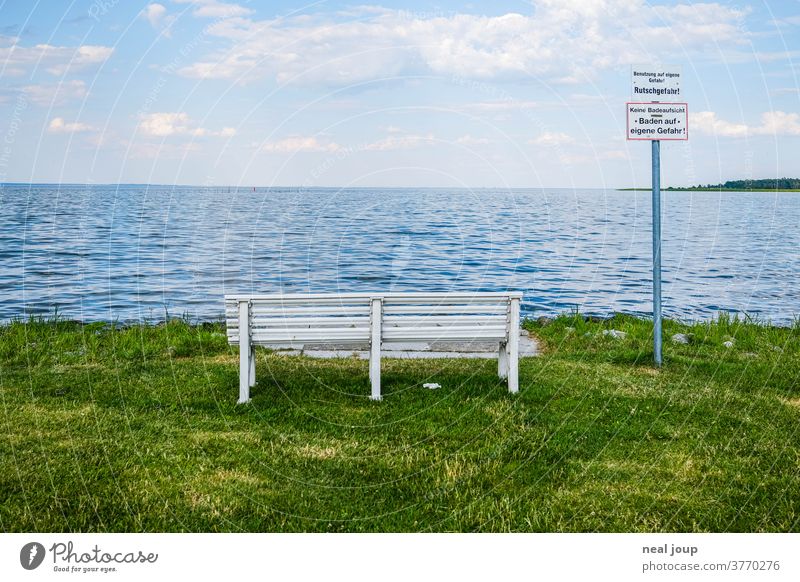 Weisse Bank am Seeufer Außenaufnahme Horizont Wasser blauer Himmel Gras grün Wolken Sommer Verbote Ordnung menschenleer spießig deutsch langweilig Aussicht