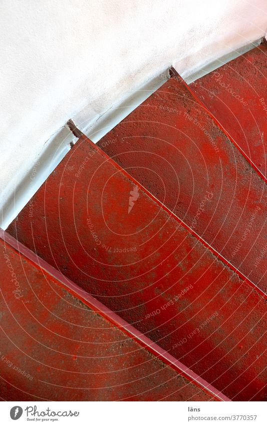 Wendeltreppe Treppe Stufen rot rund getürmt Turm Innenaufnahme