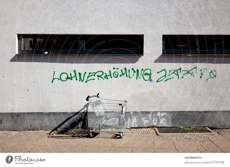 Lohnerhöhung jetzt! aussage botschaft farbe gesprayt grafitti grafitto mauer message nachricht parole politik sachbeschädigung schrift slogan slogen sprayen