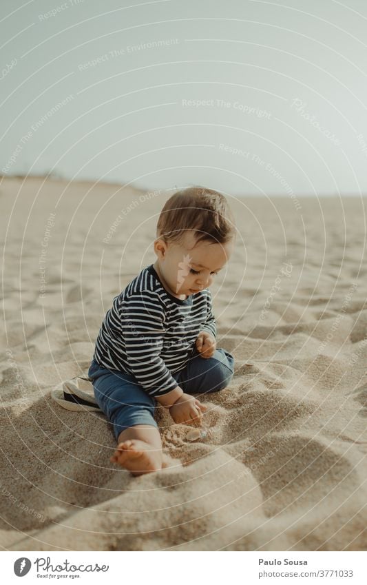 Kleinkind spielt am Sandstrand Kind Kindheit Ferien & Urlaub & Reisen Meer Natur Sommer Kindheitserinnerung Außenaufnahme Strand Spielen Lifestyle niedlich