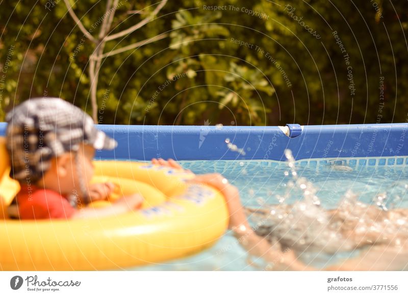 Surprise Kind Baden Pool Schwimmen Wald Überraschung gelb Kinderschwimmen Schwimmring Schwimmbad Sonne Sommer blau Spritzer Erschrecken