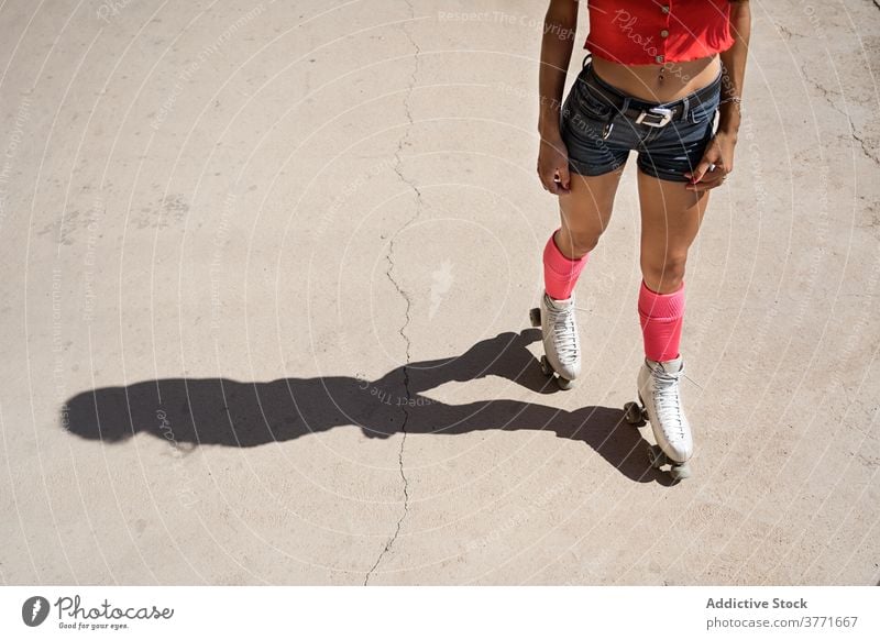 Frau auf Rollschuhen in der Stadt Rolle Schlittschuh aktiv Großstadt retro schlank Sommer Hobby Fokus passen Sport Stil modern jung Aktivität trendy schlanke