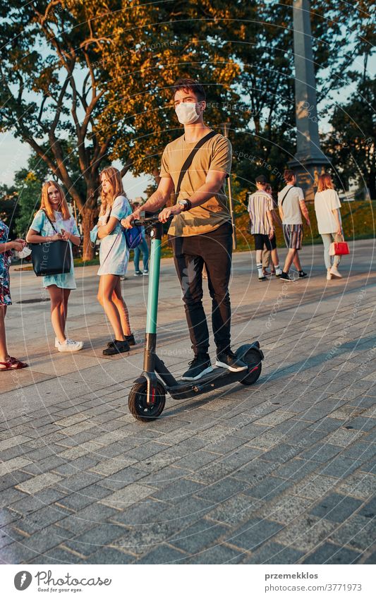 Junger Mann auf einem Elektroroller im Stadtzentrum aktiv authentisch offen Zentrum Großstadt Mitteilung Zeitgenosse Laufwerk fahren E-Roller Öko ökologisch