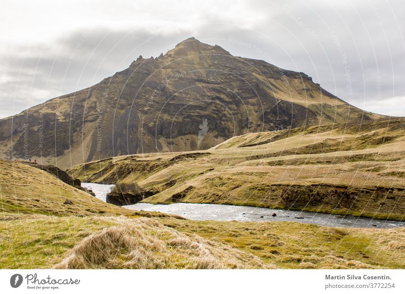 Wasserfall in Reyoarfjorour, Island Wald Landschaft strömen Hintergrund im Freien Stein grün 2017 amerika schön Schlucht Kaskade Klippe Stürze Islandia