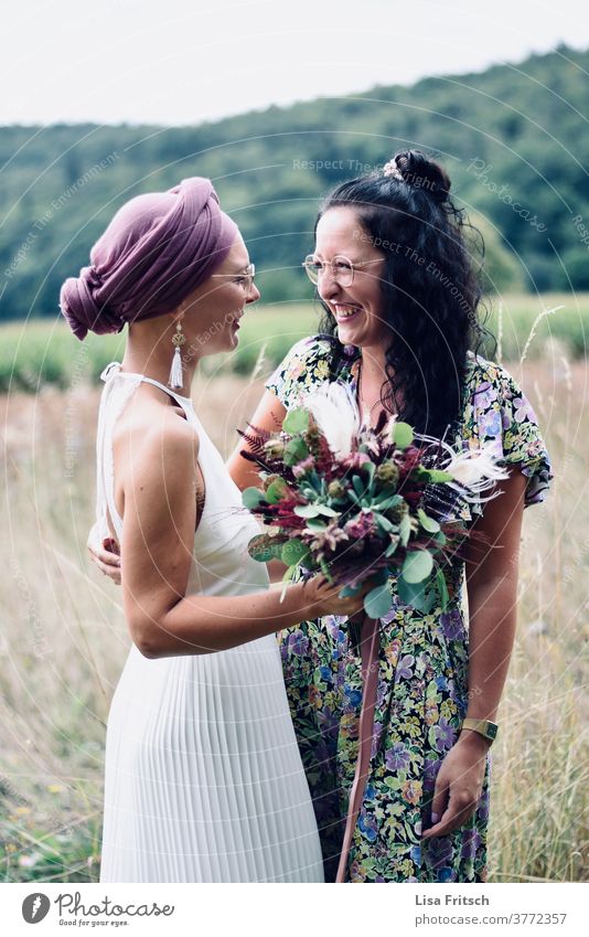 HOCHZEIT - FREUNDINNEN - FREUDE Hochzeit Trauzeuge Freundschaft Freundinnen Brautstrauß Außenaufnahme Sommer bunt Brille Kopftuch Kopftücher Brautkleid