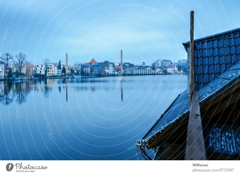 Blau Stunde am Müggelsee See Spree Floß Restaurant Gaststätte Tafel Bierbrauerei Ufer Abend Schorsteine Panorama romantisch melancholisch blau Licht Dach Menue