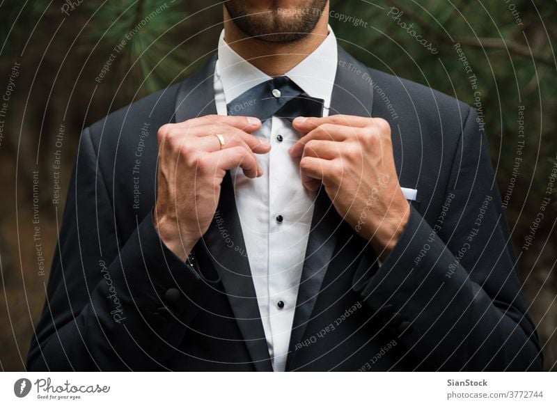 Bräutigam beim Hochzeitssmoking im Wald striegeln schwarz weiß Mann elegant Glück Jacke Hände Hintergrund Person Krawatte Porträt Smoking gutaussehend Kleid