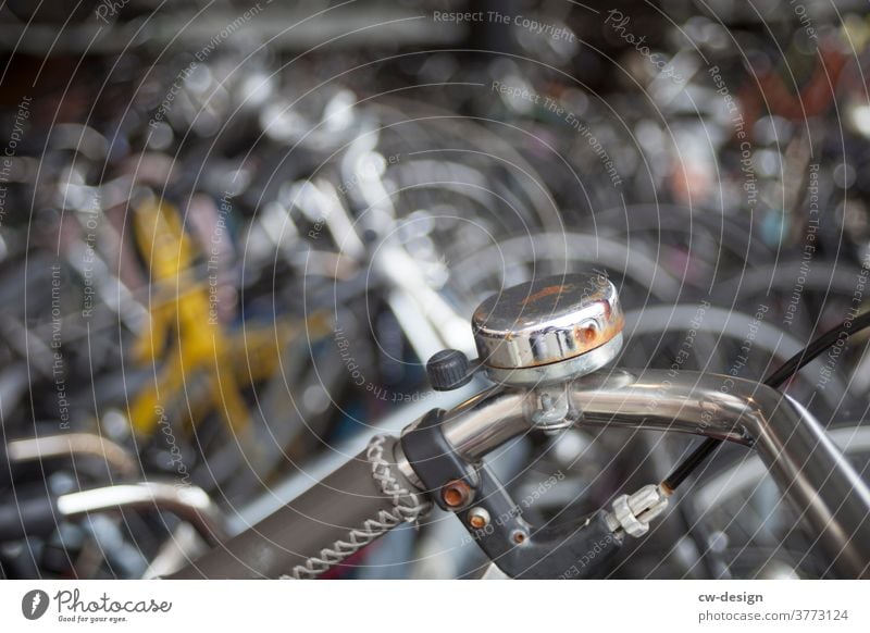 Detail eines alten Fahrradlenkers silber Außenaufnahme Farbfoto Verkehr retro Verkehrsmittel altehrwürdig Nostalgie Tourismus Stil Gedeckte Farben Lack Design