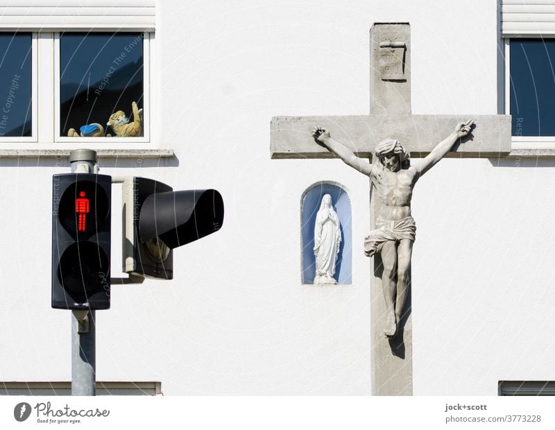 Farben und Formen des Glaubens Verkehrswege Verkehrszeichen Fußgängerampel ampelmännchen Fassade Sicherheit Fenster Stofftiere marienstatue Jesusstatue Leid