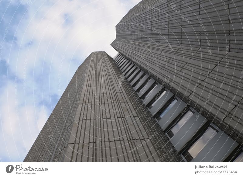 Hochhaus aus der Froschperspektive Architektur Gebäude Himmel Fassade Fenster Menschenleer Außenaufnahme Tag Farbfoto Haus Wand Mauer Bauwerk eckig Stadtzentrum