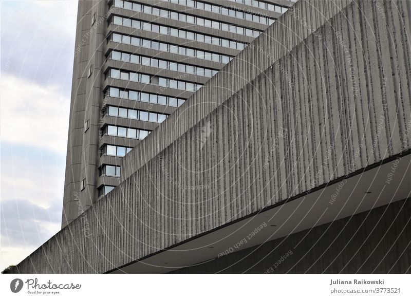 graues tristes Hochhaus Architektur Gebäude Himmel Fassade Fenster Menschenleer Außenaufnahme Tag Farbfoto Haus Wand Mauer Bauwerk eckig Stadtzentrum hoch blau