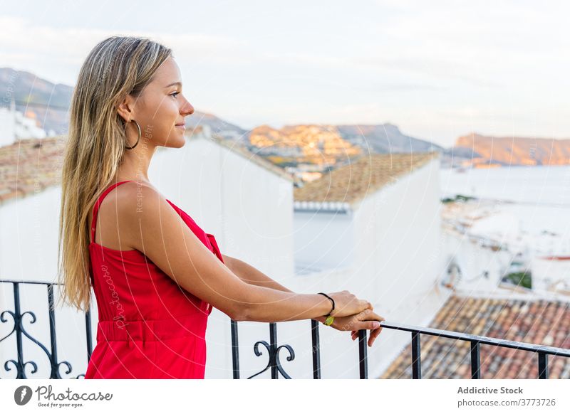 Zufriedene Frau auf Balkon in der Altstadt Tourist Terrasse Stadtbild bewundern beobachten Sommer genießen Lächeln Reling erstaunlich fettarm ruhen Großstadt