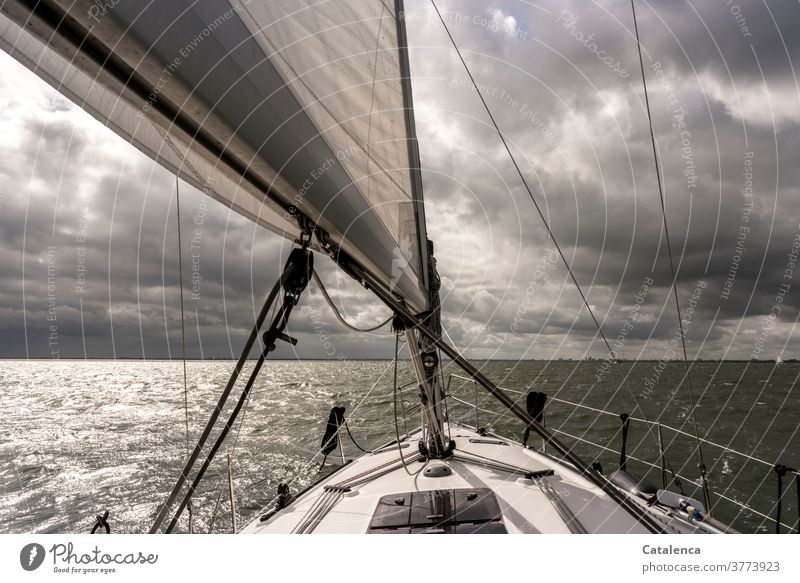 Wolken ziehen auf und wir segeln Ferien & Urlaub & Reisen Segelboot Horizont Segelyacht Meer Wasser Nordesee nass Hauptsegel schlechtes Wetter Grau Weiss