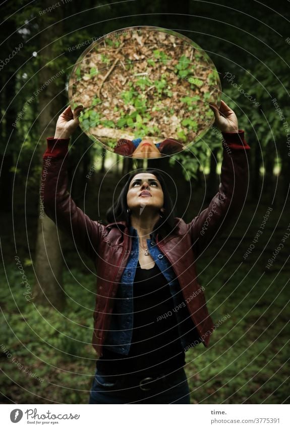 Estila spiegelung straight selbstbewusst stolz frau feminin wald schauen beobachten dunkel grün wild langhaarig dunkelhaarig lederjacke halten laubwald