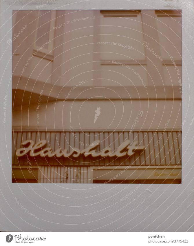 Haushalt steht auf einem Gebäude in dem sich ein  Haushaltswarenladen befindet. Polaroid einzelhandel geschäft schild haushaltswarenladen vintage polaroid