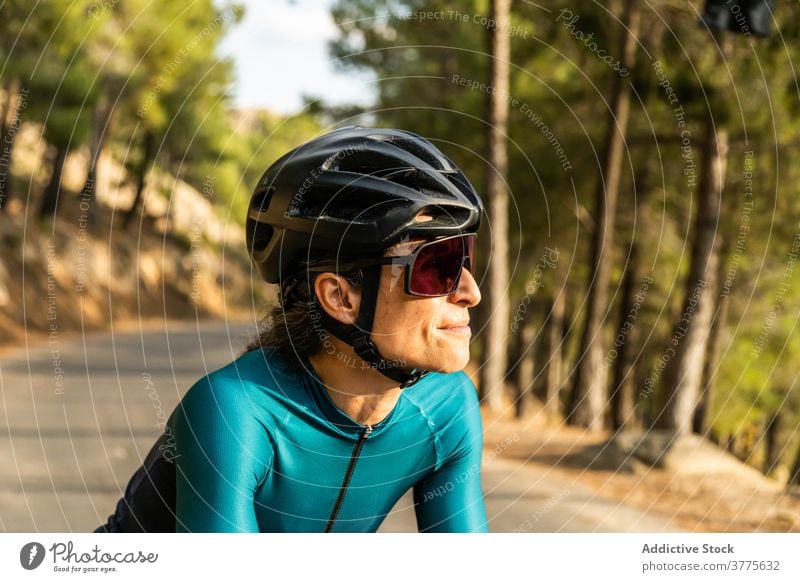 Frau Rennrad horizontal junger Erwachsener Reife Frau fahren Sonnenuntergang 40 Jahre Bewegung Menschen Reiten Sport Athlet Athletik Farbbild Fahrradfahren