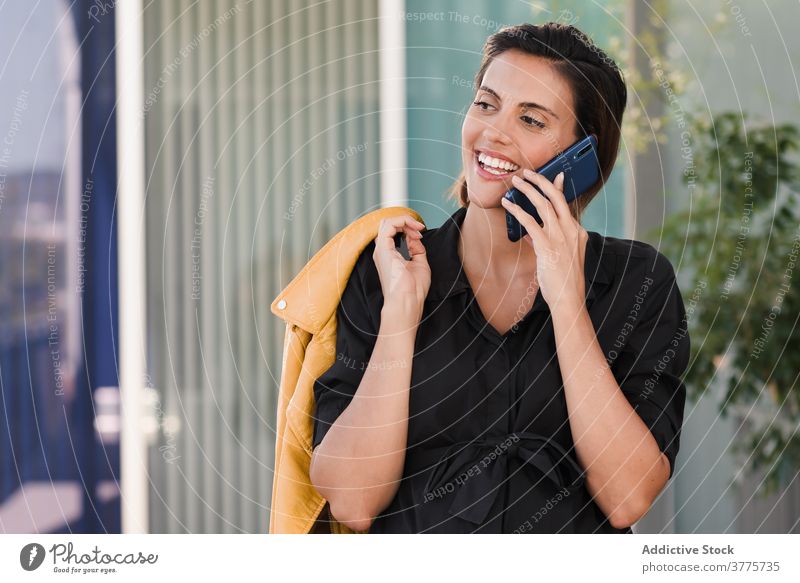 Schwangere Frau spricht auf Smartphone auf der Straße reden schwanger sonnig Funktelefon benutzend Schwangerschaft Bauch heiter sprechen Anruf Glück Mobile