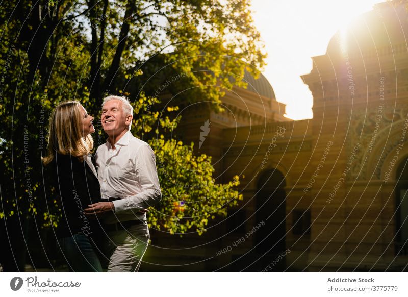 Glückliches Paar mittleren Alters im Park reif Sommer Zusammensein Partnerschaft Angebot Umarmung Liebe Lebensmitte sonnig Zuneigung romantisch Lächeln Umarmen