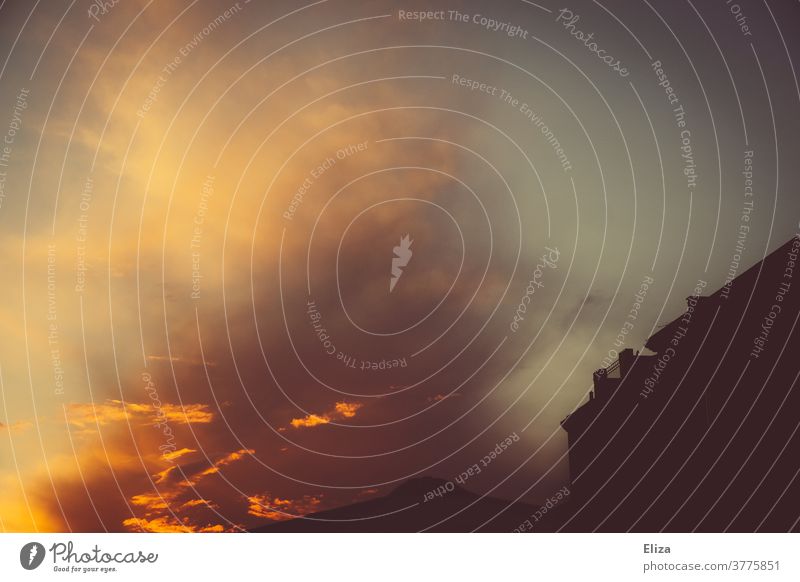 Brennender Himmel Wolken Abendrot brennend leuchtend spektakulär Rauch Sonnenuntergang Natur Abenddämmerung Häuser