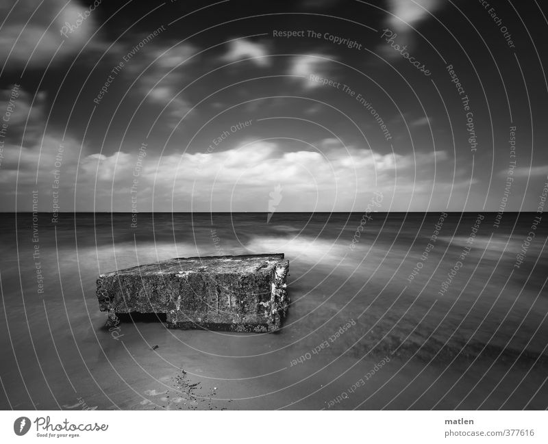 stage Landschaft Sand Wasser Himmel Wolken Horizont Sonnenlicht Wetter Schönes Wetter Küste Ostsee Menschenleer schwarz weiß widerstehen Ruine Bunker Brandung