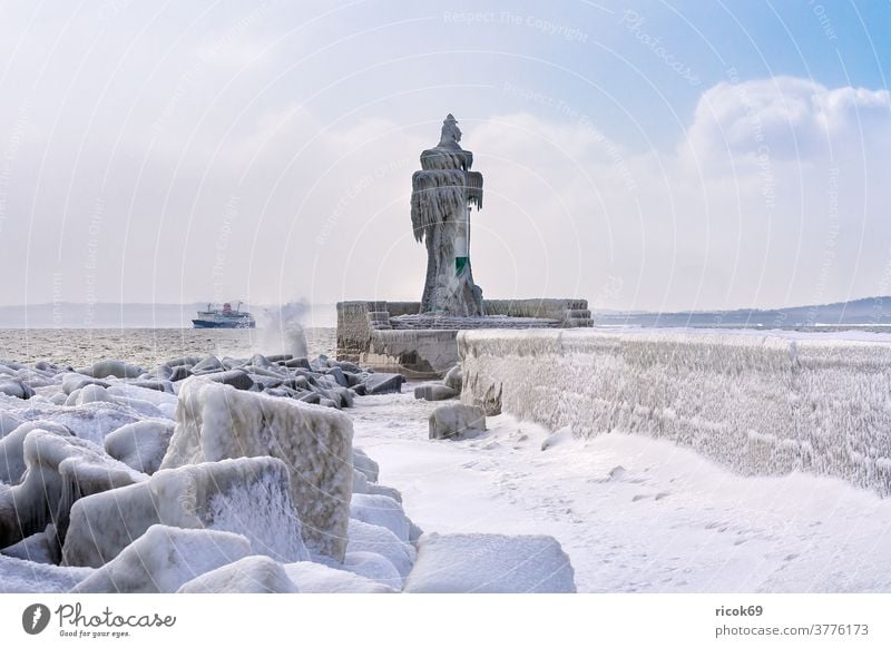 Der Leuchtturm von Sassnitz im Winter Eis Mole Küste Ostsee Schnee Ostseeküste Rügen Mecklenburg-Vorpommern Architektur Klima Jahreszeit Frost kalt gefroren