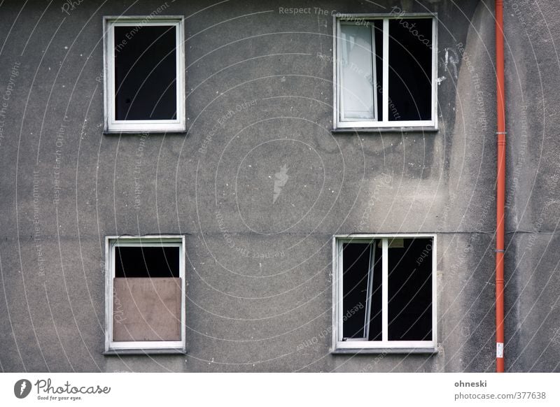 Bonjour Tristesse Haus Bauwerk Architektur Mauer Wand Fassade Fenster Regenrohr alt trist Endzeitstimmung Verfall Vergänglichkeit Farbfoto Gedeckte Farben