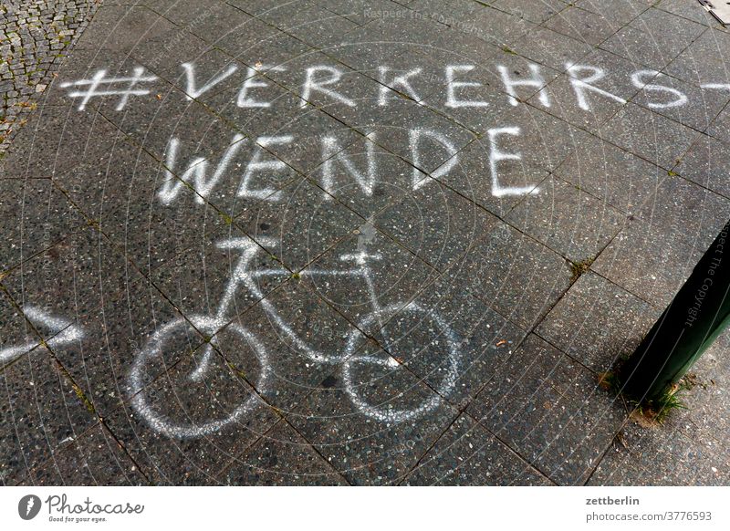 Verkehrswende mit Fahrrad abbiegen asphalt fahrbahnmarkierung fahrrad fahrradweg hinweis linie links orientierung pfeil radfahrer richtung straße tipp