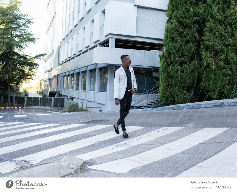 Stilvolle schwarze Geschäftsmann Überquerung der Straße in der Stadt Zebrastreifen Großstadt Unternehmer stilvoll Spaziergang durchkreuzen trendy männlich