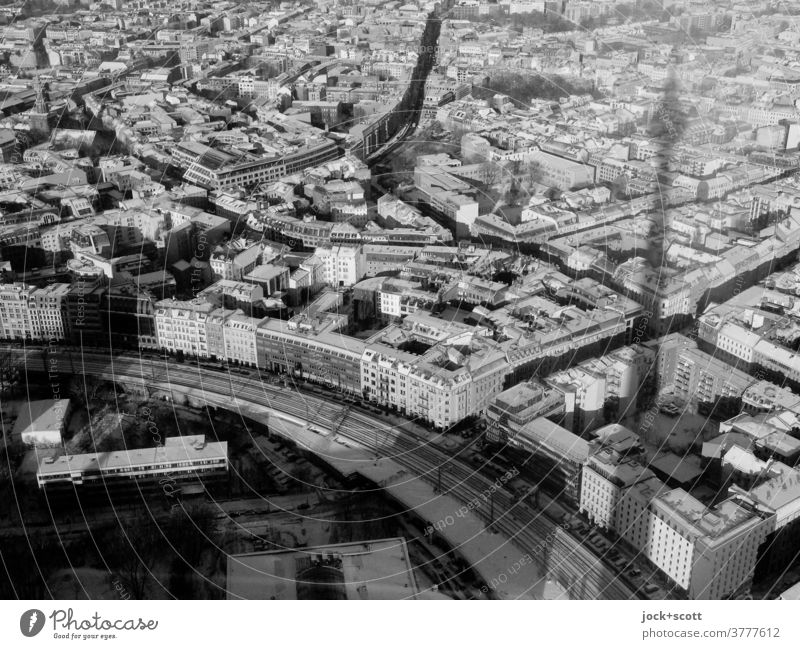 Langer Schatten vom Langen Lulatsch Berliner Fernsehturm Wahrzeichen Berlin-Mitte Stadtteil Hauptstadt Sehenswürdigkeit Netzwerk Panorama (Aussicht) Silhouette