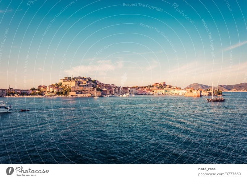 Panoramablick auf die antike Festung von Portoferraio im goldenen Licht auf der Insel Elba Sonnenuntergang Architektur mediterran Portwein Urlaub Leuchtturm