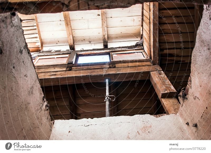 Unterstützter Holzbalken, über dem ein Fenster Licht in die Baustelle lässt. Holzkonstruktion Mauerwerk Architektur alt Gebäude Haus Vergänglichkeit Bauwerk