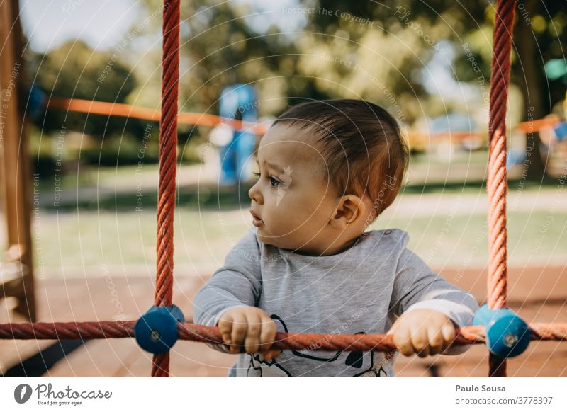 Kleinkind spielt auf dem Spielplatz Kind Kinderspiel Kindergarten Dschungelturnhalle 1 Tag Kindererziehung Außenaufnahme Farbfoto Mensch Kindheit Spielen Freude