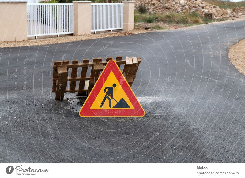 Straßenschild zum Wiederaufbau einer Straße Zeichen Reparatur Ermahnung Verkehr Konstruktion Symbol Angabe Aufmerksamkeit Vorsicht Grafik u. Illustration