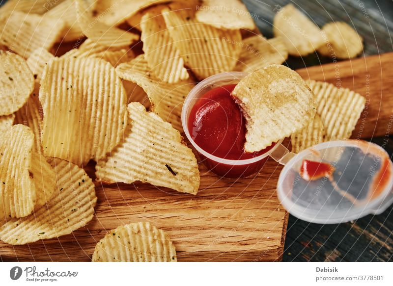 Kartoffelchips und Soße auf dem Tisch, Nahaufnahme Chips Trödel ungesund Lebensmittel Kalorien Ausschnitt knusprig Knusprig knackig lecker schnell Fett flach