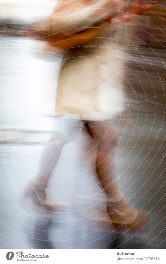 Verwischte Aufnahme von Beinen einer Frau Shopping unscharf lange Beine high heels Speed Schnelligkeit beeilung Eile Bewegung verwischt Fuß laufen