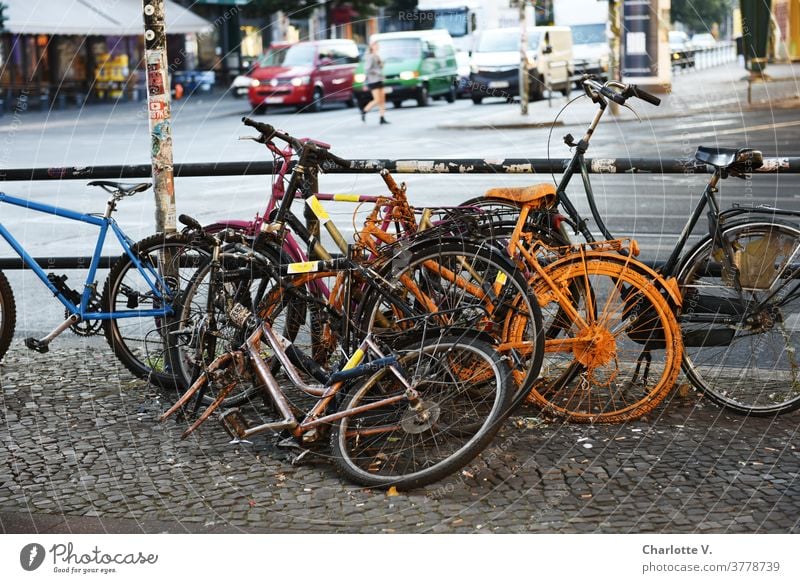 Fahrradhaufen Fahrräder Außenaufnahme Straße Verkehr Großstadt parken Verkehrsmittel Stadt Mobilität Tag Straßenverkehr Verkehrswege Farbfoto Kreuzung Schrott