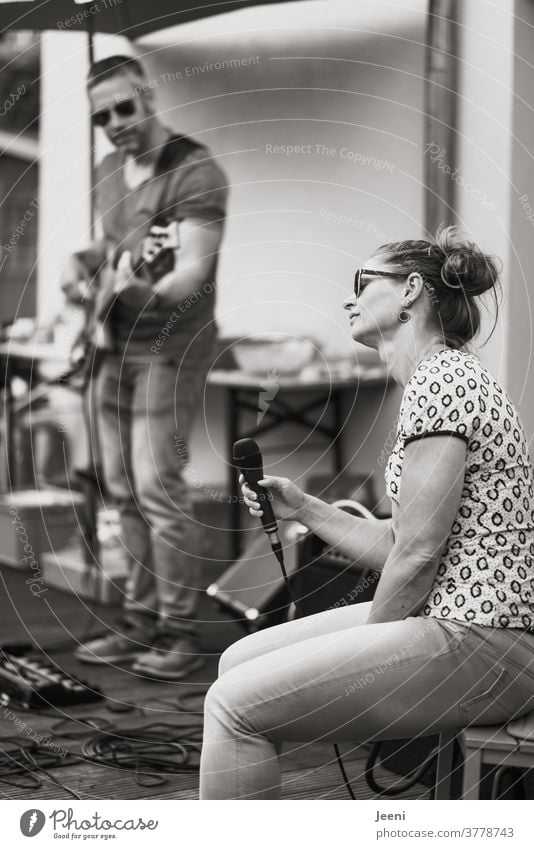 Bassist und Sängerin - Leidenschaft für Musik Musiker Gitarre hören singen Leben fühlen genießen Ton Klang musizieren akustisch Bassgitarre Musikinstrument Lied