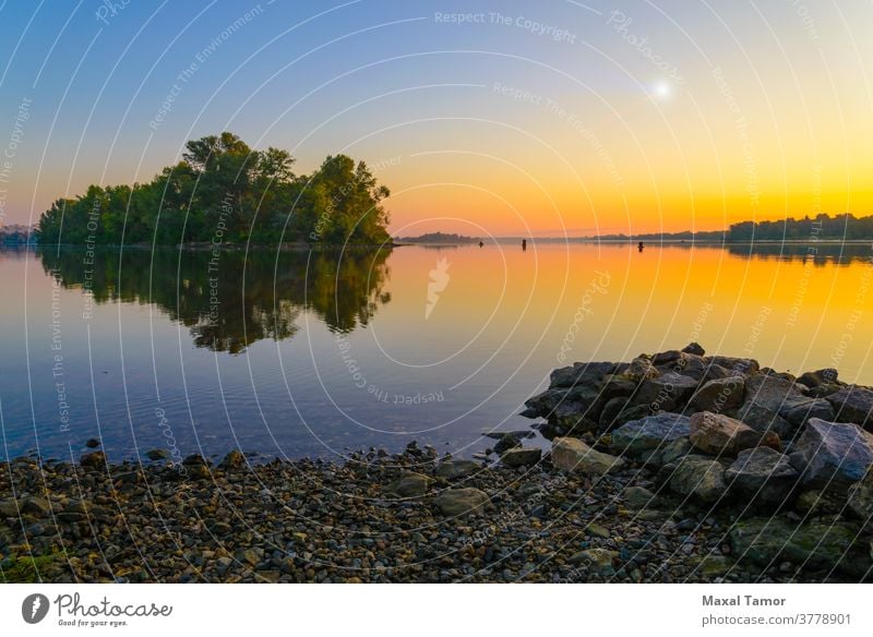 Sonnenaufgang am Fluss Dnjepr Kiew kyiv Ukraine Bank blau Windstille Morgendämmerung Saum Umwelt Flora Wald See Landschaft natürlich Natur im Freien Pflanze