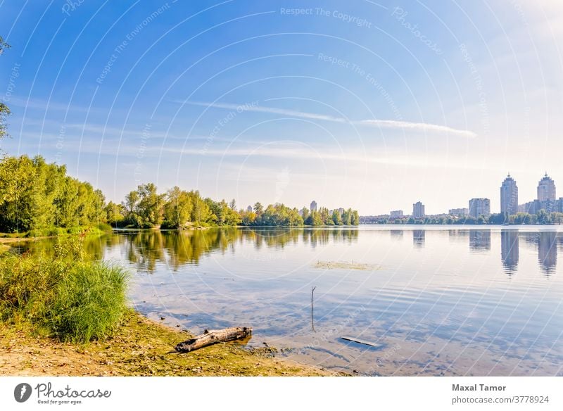 Fluss, Bäume und Stadtsilhouette Dnjepr Kiew kyiv Obolon Ukraine Herbst blau Gebäude Großstadt Cloud fallen Wald Gras grün See Landschaft üppig (Wuchs) Morgen