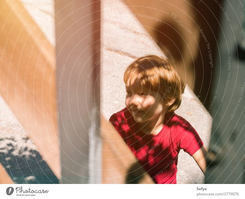 Kleiner Junge spielt im Sommer im Freien Lifestyle Kind authentisch Freiheit Fahrrad Natur Gesicht Lächeln Sonne Spaß wenig Porträt niedlich Freude blond