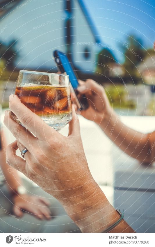 Espresso Tonic auf Eis Kaffee Kaffeetrinken Getränk Kaffeepause Lebensmittel Kaffeetasse Tasse Frühstück genießen lecker Ernährung Cocktail Eiswürfel Sommer