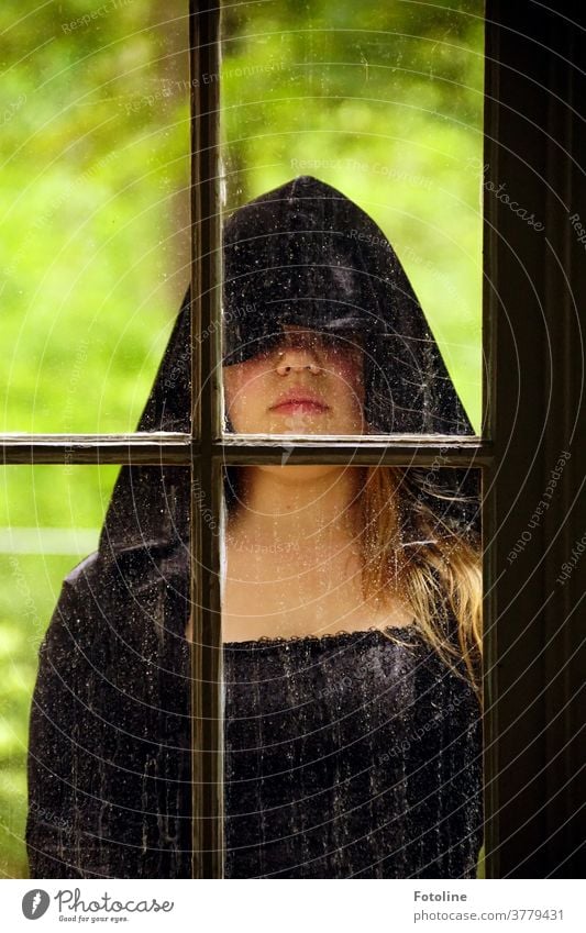 Horch wer kommt von draußen rein... oder vor dem Fenster eines Lost Place steht eine geheimnisvolle junge Frau schön Porträt Mädchen Menschen Sommer Geheimnis