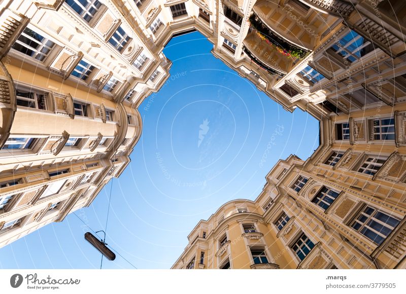 Innenhof Wohnhaus Architektur oben Froschperspektive Wolkenloser Himmel Fenster Fassade schön aufstrebend historisch