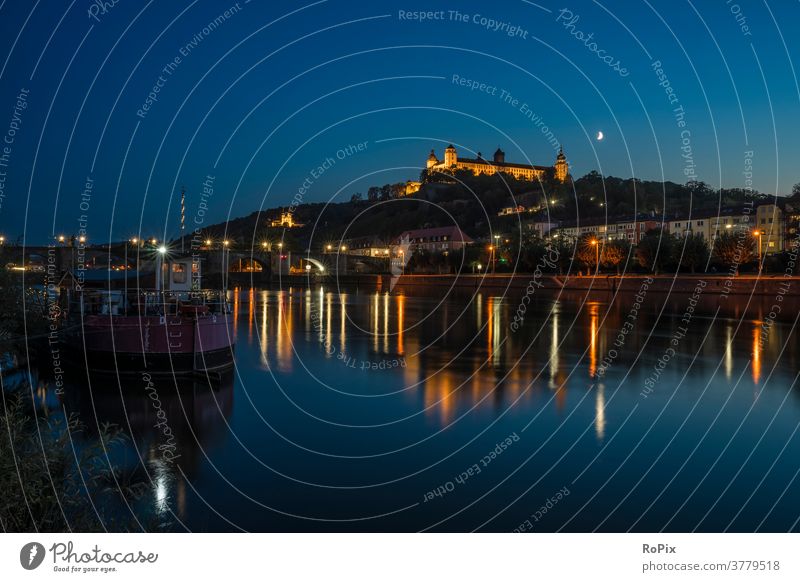 Abend in Würzburg am Main. Steg Pier Bootsanleger Mole See Gewässer Wasser Himmel Wolken Wetter Licht Biotop Stimmung Stille Ruhe Tal Natur Park Landschaft