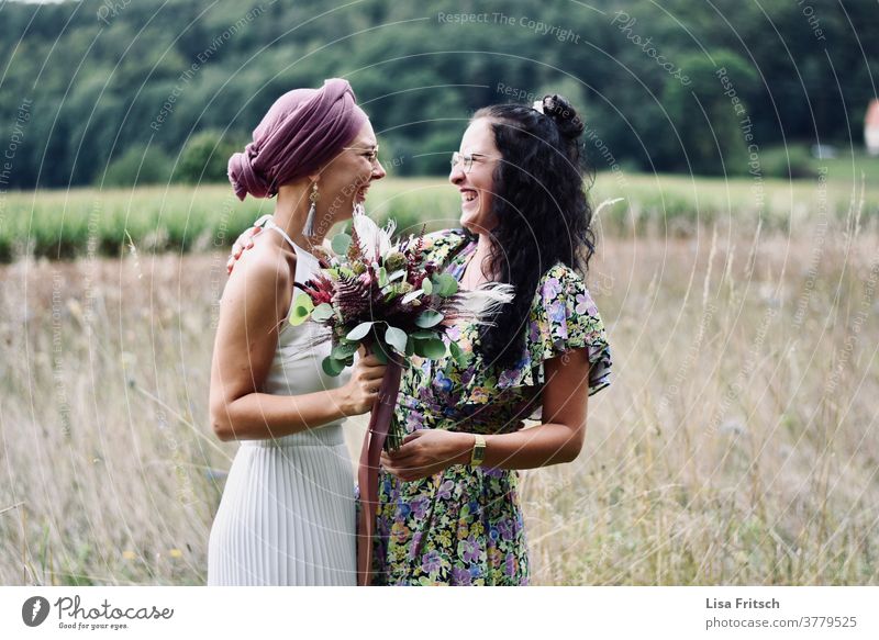 FREUNDSCHAFT - HOCHZEIT - TRAUZEUGIN Hochzeit Trauzeuge Freundin Freundschaft glücklich," lachen Freude Glück Zusammensein Fröhlichkeit Farbfoto Erwachsene