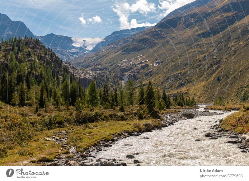 Blick auf den Weißseeferner Gletscher im Kaunertal in Tirol / Österreich Reisen Urlaub Berge Alpen Bach Bäume Berge u. Gebirge Ferien & Urlaub & Reisen