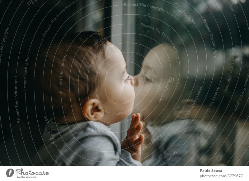 Kleinkind küsst Glasfenster Reflexion & Spiegelung Fenster Kind Kaukasier Küssen Kuss Junge Farbfoto Kindheit Mensch Freude Tag Innenaufnahme niedlich klein