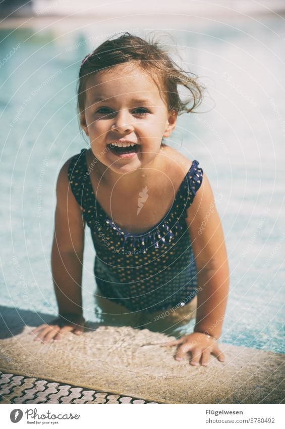 Kleine Liese Mädchen Mädchenportrait Kind Kindererziehung Kindheit Kindheitstraum Kindheitserinnerung Urlaub Urlaubsstimmung baden Pool Schwimmen & Baden