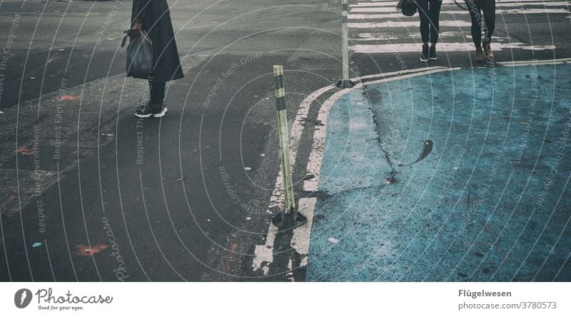 Ich warte mein halbes Leben warten wartend wartenbackstein. rot warten sitzen Ampel Straße Straßenverkehr Straßenkunst Straßenbelag Straßenkreuzung Straßenrand