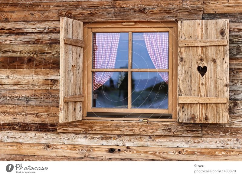 Fensterladen mit Herz Hütte Berghütte Holzhütte Gardinen kariert karierte Gardinen Reflexion Berge Alpen Gebirge Alm Almhütte Wanderhütte wandern Wanderurlaub